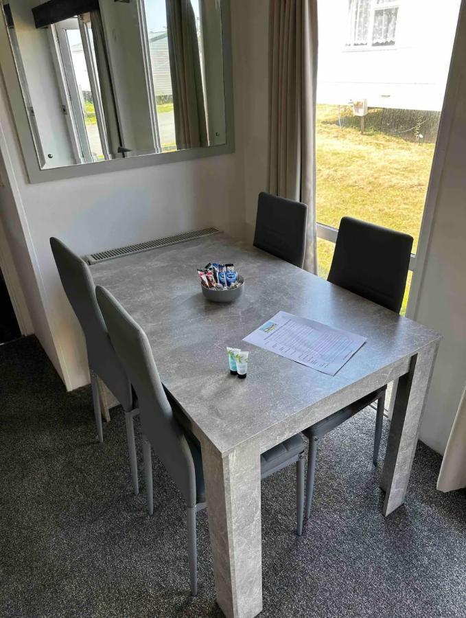 Eastchurch 2 Bedroom Caravan With Sea Views מראה חיצוני תמונה